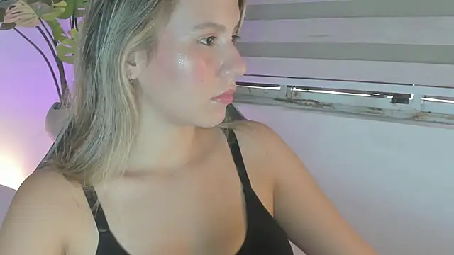 Snapshot of mia_curry chatting on 11-14-25, 07:01 mia curry online show from 11-14-25, 07:01