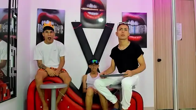 VERY HOT GUYS online show from 10-31-25, 01:17