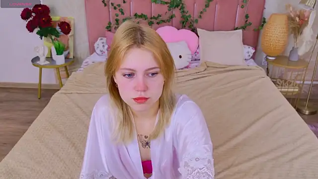 Snapshot of Stellahaart chatting on 10-06-25, 05:05 Stellahaart online show from 10-06-25, 05:05