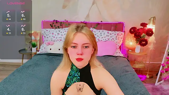 Snapshot of Stellahaart chatting on 10-17-25, 05:43 Stellahaart online show from 10-17-25, 05:43