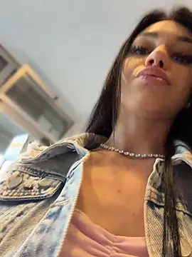 Snapshot of ilariea_girl chatting on 05-11-26, 04:15 ilariea girl online show from 05-11-26, 04:15