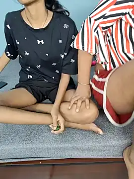 Unique girls90 online show from 04-15-26, 12:34