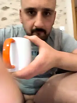 Snapshot of fred77183 chatting on 12-04-25, 04:27 fred77183 online show from 12-04-25, 04:27