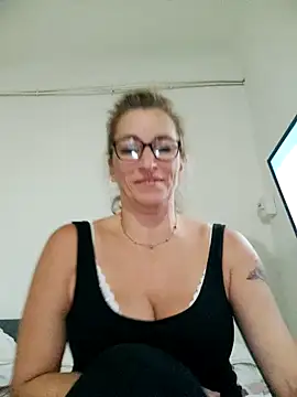 Snapshot of Fifi83Bell chatting on 10-06-25, 04:48 Fifi83Bell online show from 10-06-25, 04:48