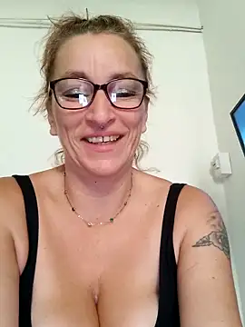 Snapshot of Fifi83Bell chatting on 10-10-25, 08:46 Fifi83Bell online show from 10-10-25, 08:46