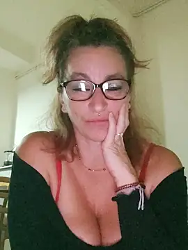 Snapshot of Fifi83Bell chatting on 11-25-25, 07:25 Fifi83Bell online show from 11-25-25, 07:25