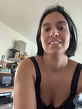 LaPetiteKim online show from 10-31-25, 01:12