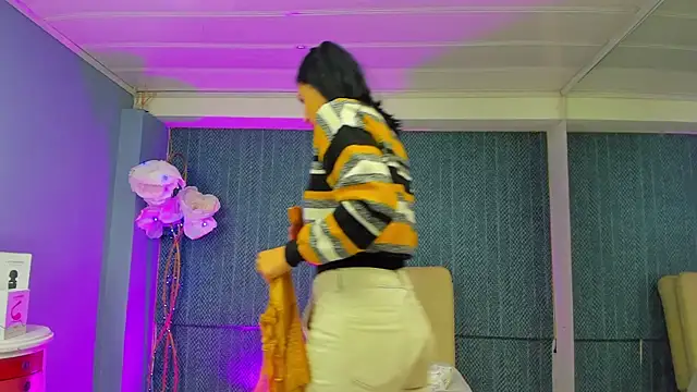 LeaMoreau22 online show from 12-21-25, 01:07