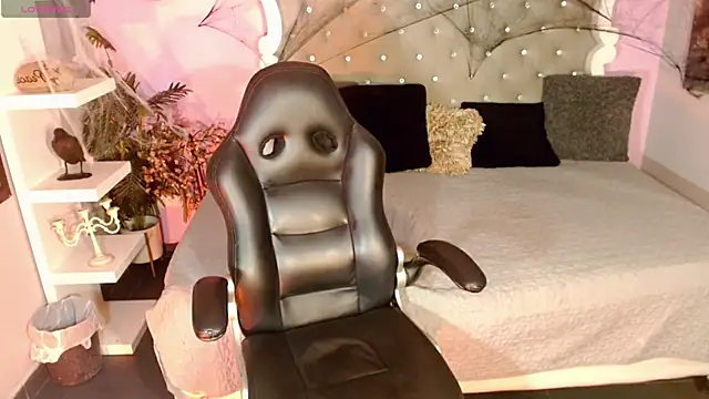 Snapshot of Miranda_Collins chatting on 10-17-25, 03:53 Miranda Collins online show from 10-17-25, 03:53