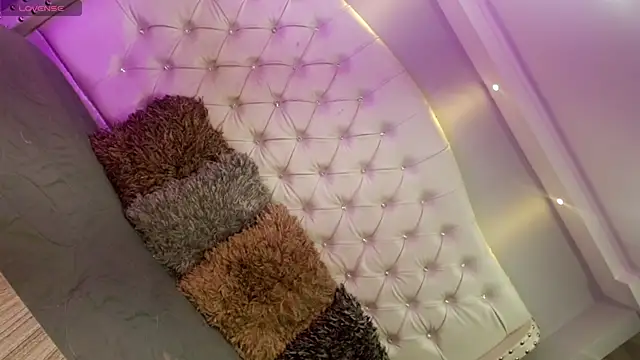 Snapshot of Miranda_Collins chatting on 10-26-25, 03:56 Miranda Collins online show from 10-26-25, 03:56