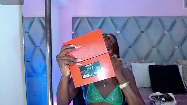 Snapshot of Miranda_Collins chatting on 11-17-25, 10:54 Miranda Collins online show from 11-17-25, 10:54