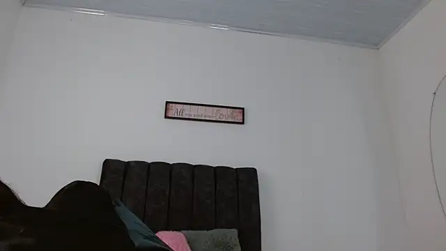 ManuelaDelgado online show from 10-11-25, 04:27