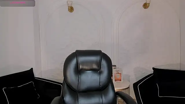 Snapshot of NatalieLewis chatting on 06-19-26, 11:58 NatalieLewis online show from 06-19-26, 11:58