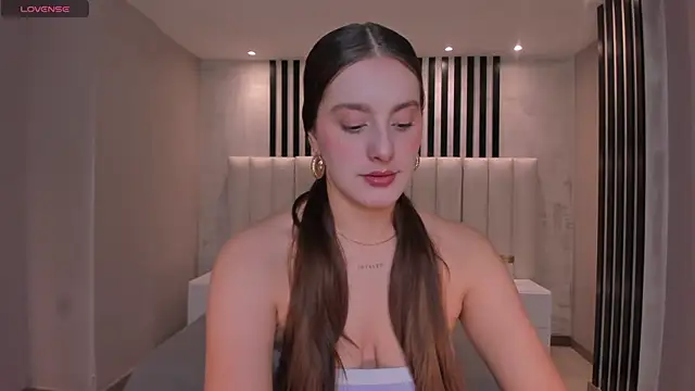 ZoeyWalker  online show from 11-04-25, 11:42