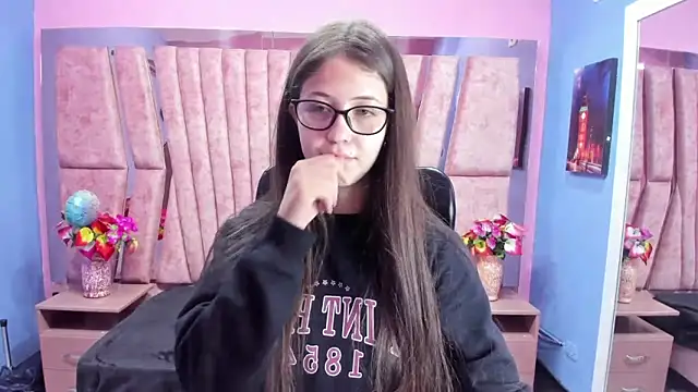 Snapshot of sarah_sweett_ chatting on 10-14-25, 01:23 sarah sweett online show from 10-14-25, 01:23