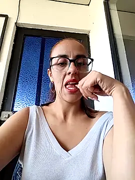 Jade 1-9 online show from 12-19-25, 04:03