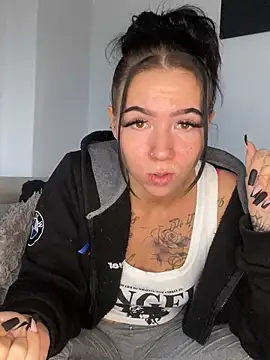 Snapshot of YoungZoexx chatting on 10-28-25, 08:51 YoungZoexx online show from 10-28-25, 08:51