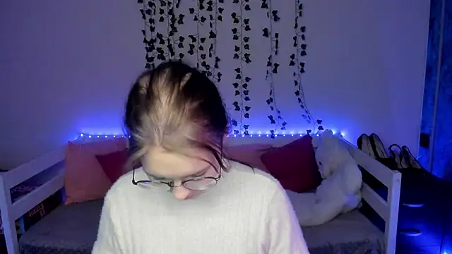 Snapshot of shy_elina01 chatting on 10-18-25, 10:38 shy elina01 online show from 10-18-25, 10:38