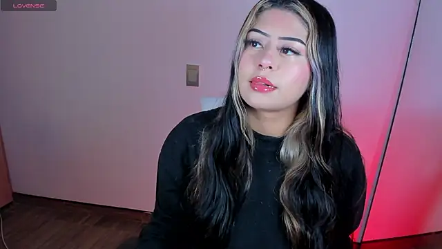 Snapshot of valeska__V chatting on 11-14-25, 03:49 valeska V online show from 11-14-25, 03:49