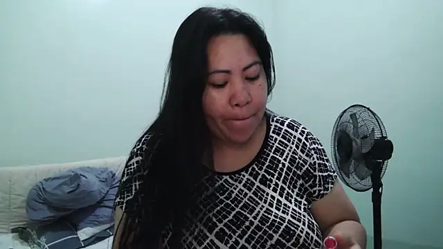 Snapshot of TeaseNPlease_13 chatting on 12-18-25, 03:40 TeaseNPlease 13 online show from 12-18-25, 03:40