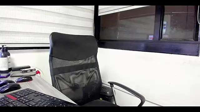 Snapshot of Xander_Taylor_ chatting on 10-24-25, 05:04 Xander Taylor online show from 10-24-25, 05:04