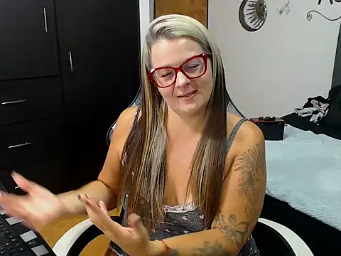 Snapshot of perlagoloza05 chatting on 10-15-25, 03:28 perlagoloza05 online show from 10-15-25, 03:28