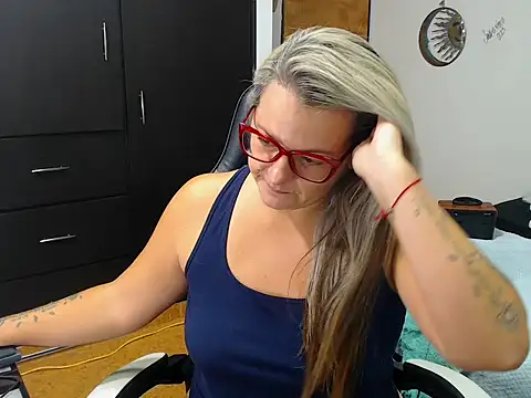 Snapshot of perlagoloza05 chatting on 10-16-25, 02:01 perlagoloza05 online show from 10-16-25, 02:01