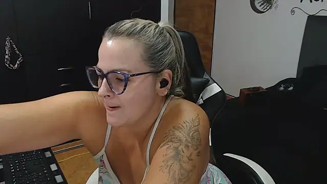 Snapshot of perlagoloza05 chatting on 11-11-25, 02:55 perlagoloza05 online show from 11-11-25, 02:55