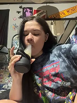 Snapshot of Jynx420friendly chatting on 06-29-26, 05:57 Jynx420friendly online show from 06-29-26, 05:57