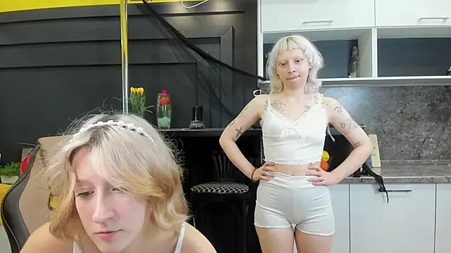 Snapshot of LollyMi chatting on 11-11-25, 01:22 LollyMi online show from 11-11-25, 01:22