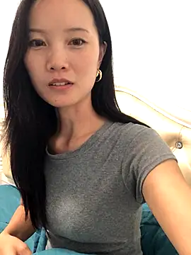 Snapshot of Mile-m chatting on 10-20-25, 04:18 Mile-m online show from 10-20-25, 04:18