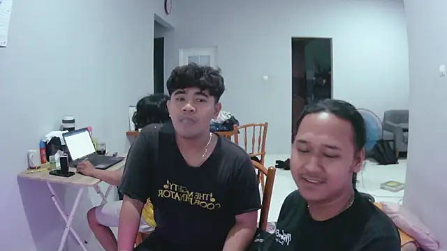 Snapshot of latexidn chatting on 12-18-25, 10:38 latexidn online show from 12-18-25, 10:38