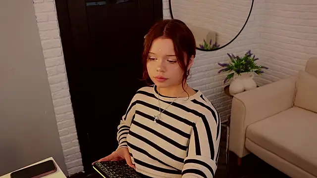 Snapshot of Sarah_babyyy chatting on 10-06-25, 10:56 Sarah babyyy online show from 10-06-25, 10:56