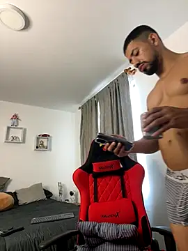 Snapshot of Ezzio_Scolaro chatting on 10-29-25, 12:29 Ezzio Scolaro online show from 10-29-25, 12:29