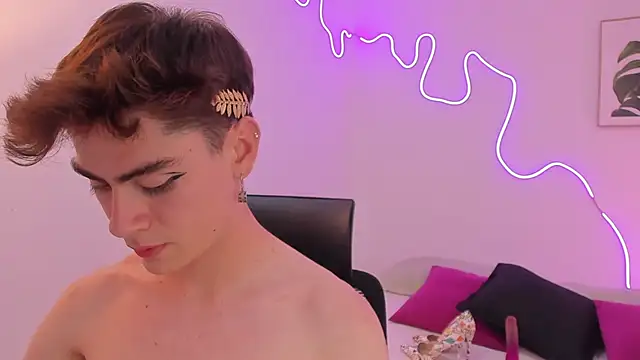 Snapshot of Sam_Clark chatting on 11-18-25, 03:23 Sam Clark online show from 11-18-25, 03:23