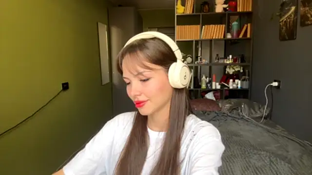 Snapshot of MysticAlisa chatting on 10-15-25, 07:19 MysticAlisa online show from 10-15-25, 07:19