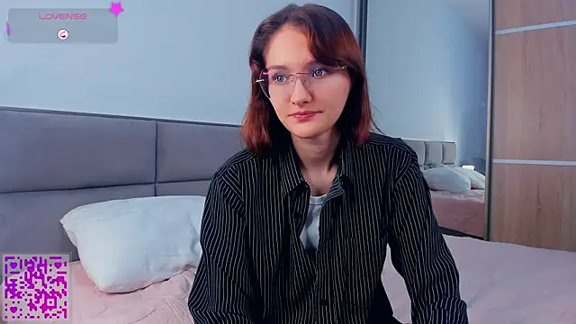 LorrieDegonia online show from 10-21-25, 04:13