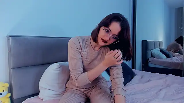 LorrieDegonia online show from 10-31-25, 04:13