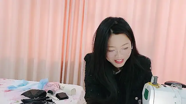 Snapshot of CCOO520 chatting on 10-31-25, 04:24 CCOO520 online show from 10-31-25, 04:24