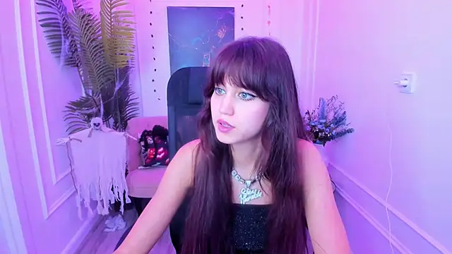 Snapshot of TiffanyYounge chatting on 10-27-25, 12:20 TiffanyYounge online show from 10-27-25, 12:20