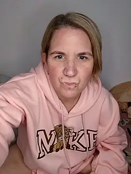 Snapshot of LaceyWestxx chatting on 11-30-25, 06:01 LaceyWestxx online show from 11-30-25, 06:01