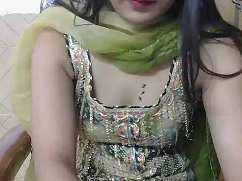 Snapshot of priti_singhaniya chatting on 11-11-25, 06:13 priti singhaniya online show from 11-11-25, 06:13