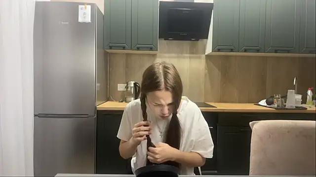 Snapshot of SunnySprinkle chatting on 10-12-25, 11:42 SunnySprinkle online show from 10-12-25, 11:42