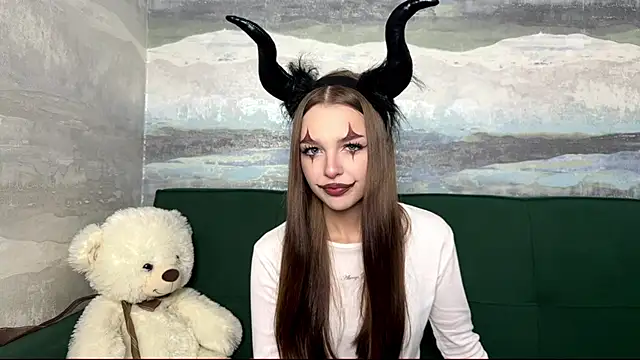 Snapshot of SunnySprinkle chatting on 10-31-25, 12:50 SunnySprinkle online show from 10-31-25, 12:50