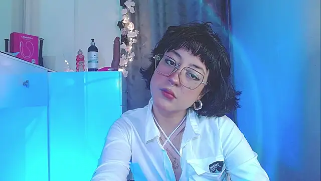 Snapshot of zora_blue777 chatting on 10-16-25, 12:00 zora blue777 online show from 10-16-25, 12:00