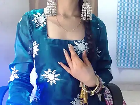 Snapshot of Roiseeee chatting on 02-19-26, 05:03 Roiseeee online show from 02-19-26, 05:03