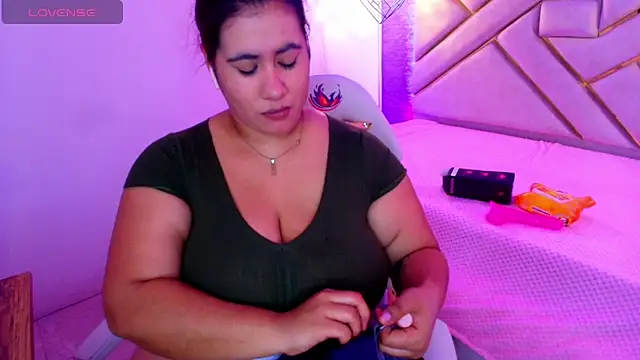 Snapshot of Addyy_02 chatting on 10-16-25, 11:33 Addyy 02 online show from 10-16-25, 11:33