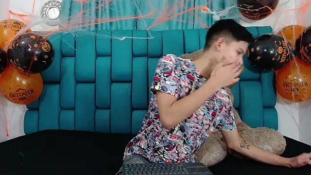 Snapshot of Brian_hot chatting on 10-25-25, 12:02 Brian hot online show from 10-25-25, 12:02