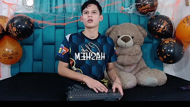 Snapshot of Brian_hot chatting on 10-27-25, 12:53 Brian hot online show from 10-27-25, 12:53