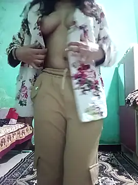 Snapshot of Hornyme18 chatting on 11-21-25, 04:05 Hornyme18 online show from 11-21-25, 04:05